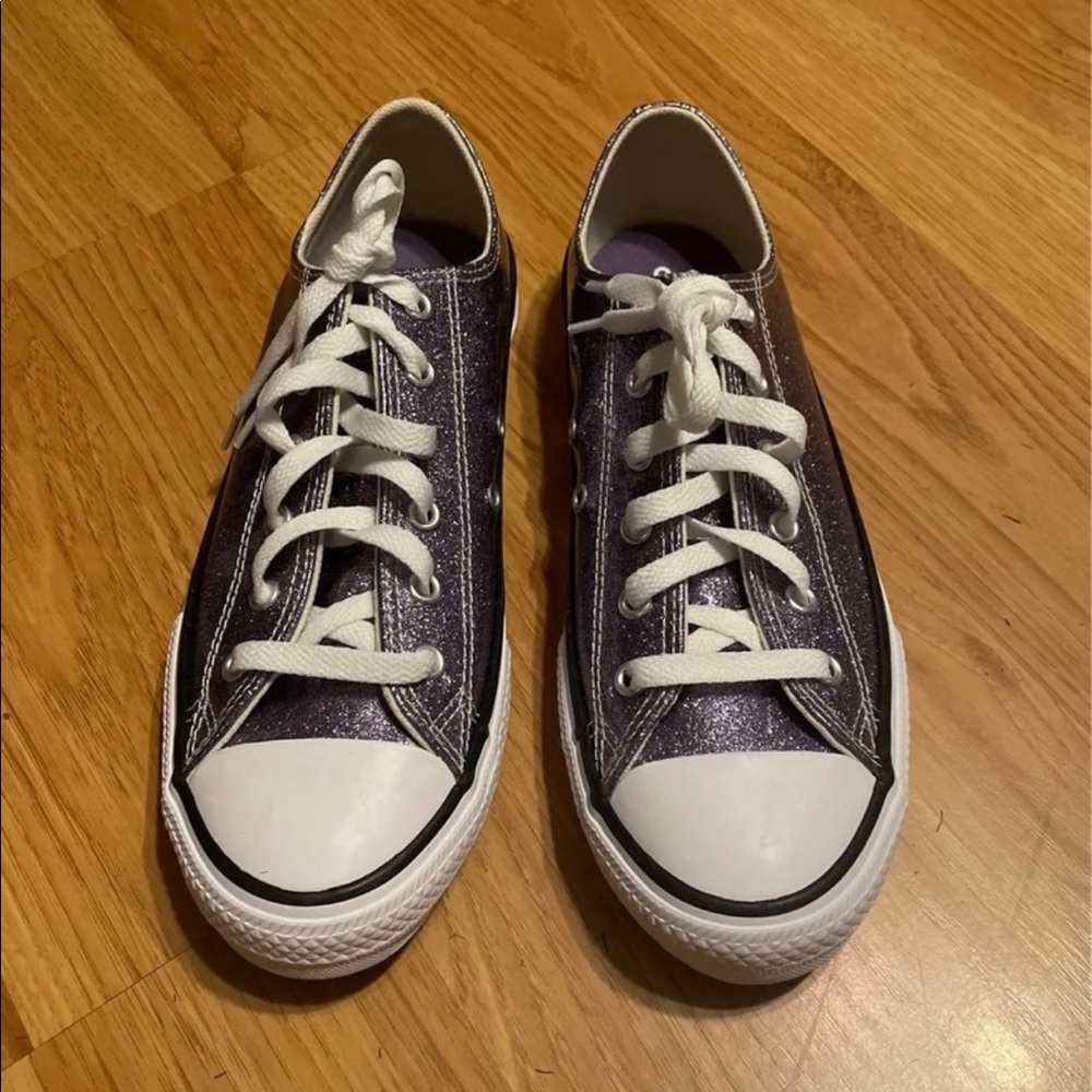 Women’s Converse 8 or YOUTH 6 as marked